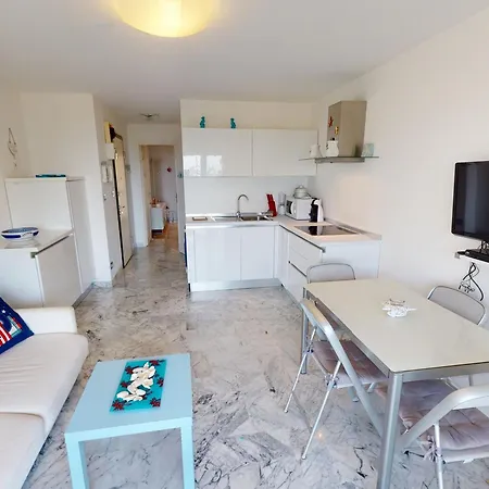 Agreable 2 Pieces Renove Avec Balcon, - Fr-1-196-302 Ментона